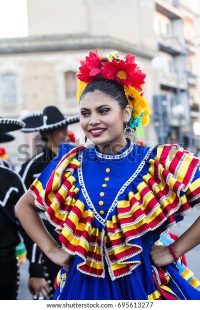 4 Imágenes De International Dancers Street City Vintage University