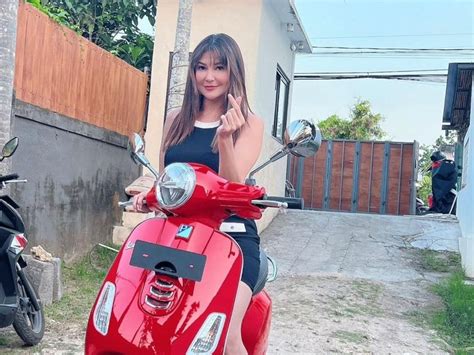 10 Potret Gaya Artis Cantik Saat Kendarai Vespa Pesonanya Tak Luntur