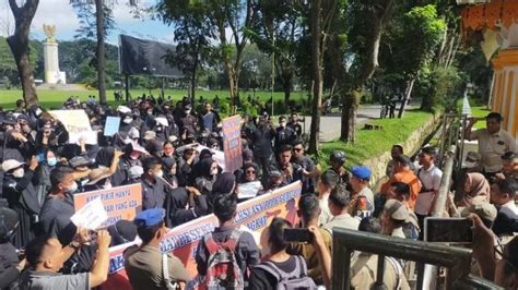 Kisruh Seleksi PPPK Ratusan Guru Demo Kantor Bupati Langkat HARIAN