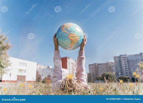 Enfant Avec Globe Terrestre Portrait D une Fille Européenne Blonde De