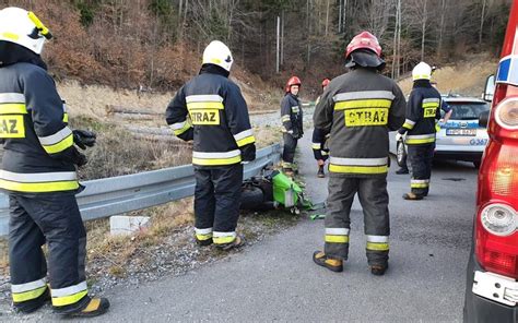 W Zagórzu motocyklista stracił panowanie nad maszyną i wbił się w barierki