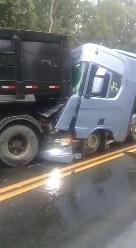 Vídeo acidente entre três carretas deixa dois feridos na BR 101 em