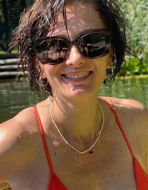 Wskoczy A W Bikini Letnia Aktorka Pokaza A Zdj Cia Z Wakacji