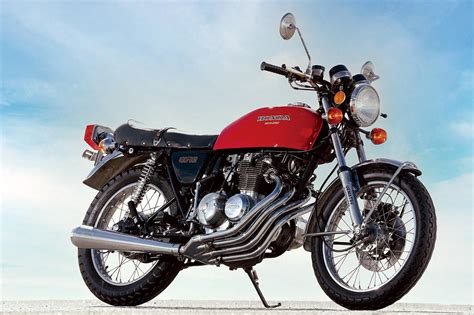 【絶版名車解説】ホンダ「ドリーム CB400FOUR」1974年｜絶版車ブームの先駆けとなった美しきインライン4スポーツ！ - webオートバイ