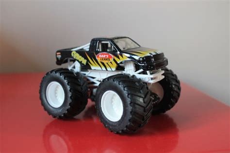 HOT WHEELS CYBORG Bars Leaks X Monster Truck MONSTER JAM Toy