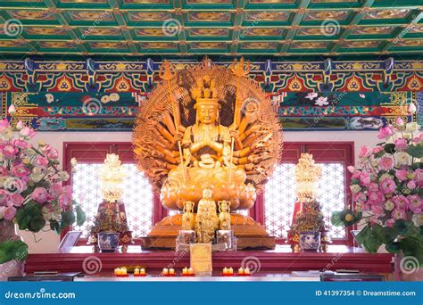 Estátua De Madeira Dourada De Guan Yin 1000 Mãos Foto de Stock