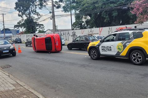 Motorista passa mal o calorão e carro tomba após acidente