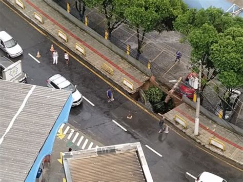 Chuva provoca rompimento de galeria de água no Centro de Barra Mansa