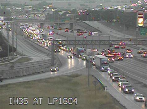 Overturned 18 Wheeler Shuts Down Southbound Lanes Of I 35 At Loop 1604