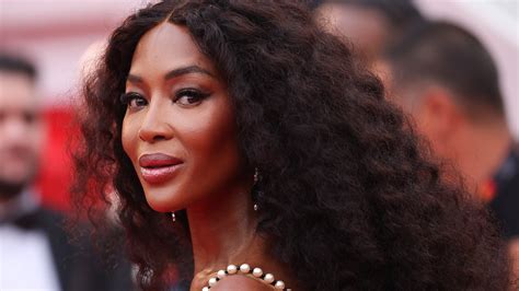 Naomi Campbell trägt in Cannes ein Vintage Naked Dress von Chanel in