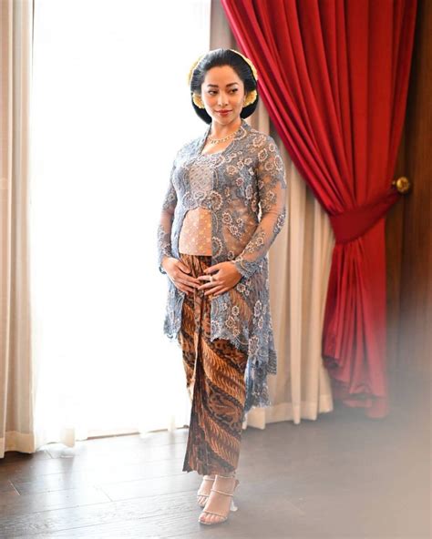 Padu Padan Kebaya Dengan Angkin Klasik Ala Bangsawan