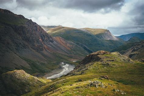 Paisagem Montanhosa Dram Tica Rio No Vale Entre Rochas Heterog Neas