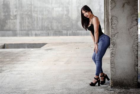 Обои women jeans high heels portrait necklace tattoo brunette на рабочий стол картинки с