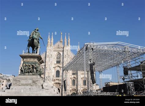 Statues In The Piazza Del Duomo In Milan Stock Photo Alamy