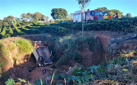 Homem De Anos Morre Ap S Carro Cair Em Buraco De Conten O De Gua