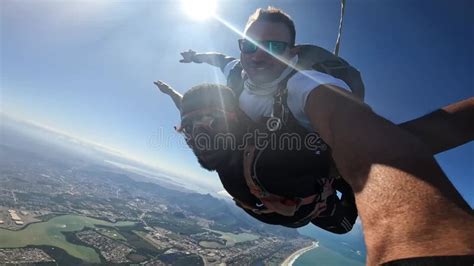 Um Turista Americano Faz Paraquedismo O Instrutor Na Praia De Barra