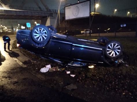 Wypadek Na Pradze P Noc Auto Na Dachu Silniki W Czony Ale Kierowca