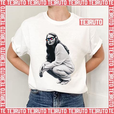 Sadie Sink Retro Black Art Unisex T Shirt Teeruto