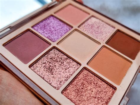 Скучная Huda Beauty Light Nude Obsessions Eyeshadow Palette Отзывы