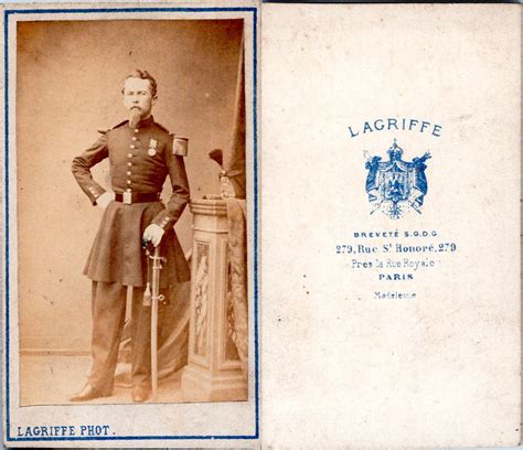 CDV Lagriffe Paris Homme en tenue militaire portant une décoration