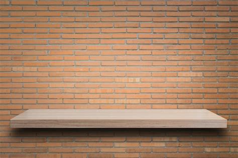 Estantes De Madera Superiores Vac Os Y Fondo De Pared De Piedra Foto