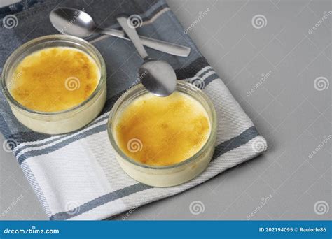 Presentaci N Crema Brulee O Crema Quemada Con Dos Cucharas Delicioso