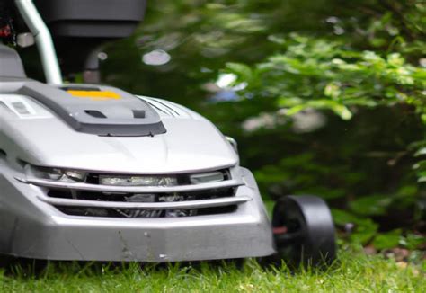 Husqvarna Riding Mower Won't Move Forward or Reverse: Causes and Fixes