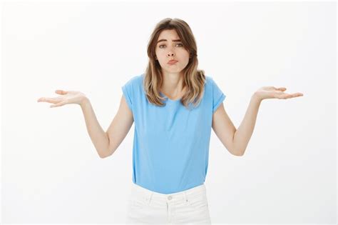 Portrait de femme blonde en haussant les épaules à l indécision je ne sais rien Photo Gratuite