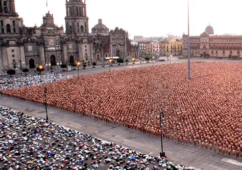 Spencer Tunick E I Nudi Velati Rosso Sangue IL FOTOGRAFO