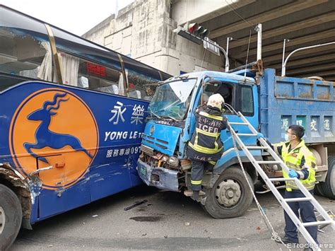 快訊／台中砂石車攔腰撞遊覽車！司機一度受困 7乘客有驚無險 Ettoday社會新聞 Ettoday新聞雲