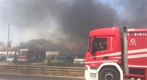 Incendio A Campi Bisenzio 24 Auto Incenerite Le Fiamme Vicine A Un