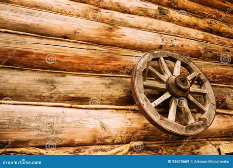 Roue En Bois Sur Le Mur De La Cabane En Rondins Image Stock Image Du