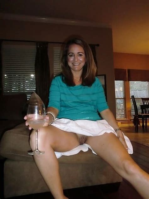 Milf Open Legs Welcome Home Hubby Porn Pic