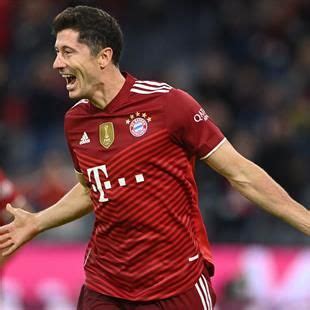 FC Bayern Robert Lewandowski erhält für überragende 41 Tore Saison den