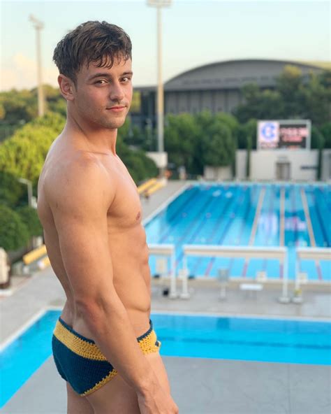 東京奧運｜英國跳水王子 Tom Daley 是一名編織好手！他為紀念東京奧運，製作了一件紀念針織外套？ Vogue Hong Kong