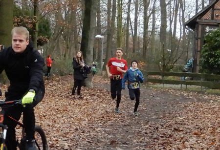 Silvesterlauf in Lehrte Junge MTV Rethmar Läuferin Greta und Läufer