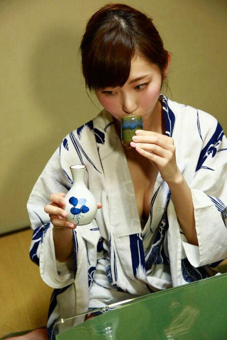 Platinum Japanese MILF Misumi Shiochi Strips Off Her Kimono And Panties