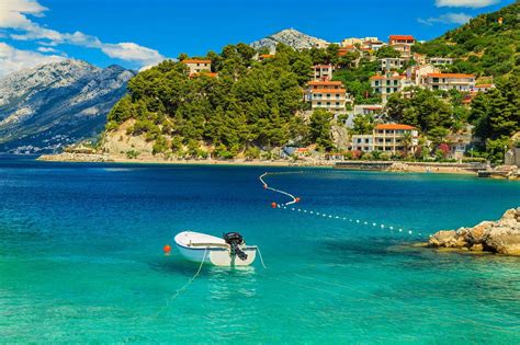 Impresionante paisaje de verano con mar Adriático montañas de biokovo