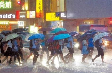 低壓帶雨彈夜襲！11縣市豪大雨特報 中彰防大雷雨 生活 中時新聞網