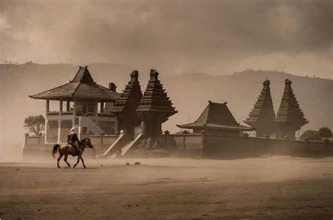 Pura Luhur Poten Bromo Tempat Ibadah Di Tengah Lautan Pasir