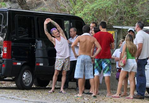 Integrantes do Red Hot Chili Peppers surfam no Rio ISTOÉ Independente