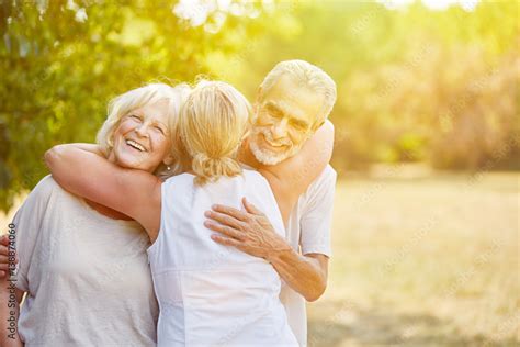 Lachende Senioren Begrüßen Sich Im Sommer Stock Photo Adobe Stock