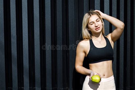 Une Jeune Femme Blonde Sympathique Passe Activement Du Temps L Ext Rieur Tenant Une Pomme