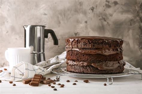 Estante De Enfriamiento Con La Torta De Chocolate Deliciosa En La Tabla