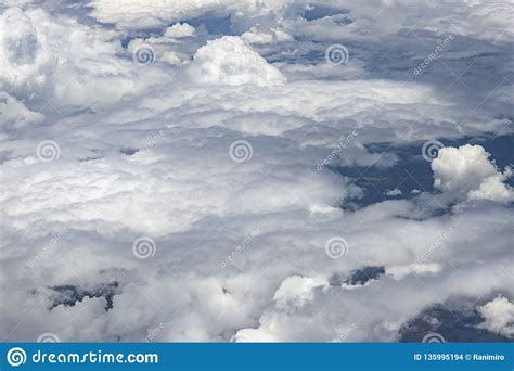 El Volar Sobre Una Capa Densa De Nubes Blancas Nubes Grandes Y Hermosas