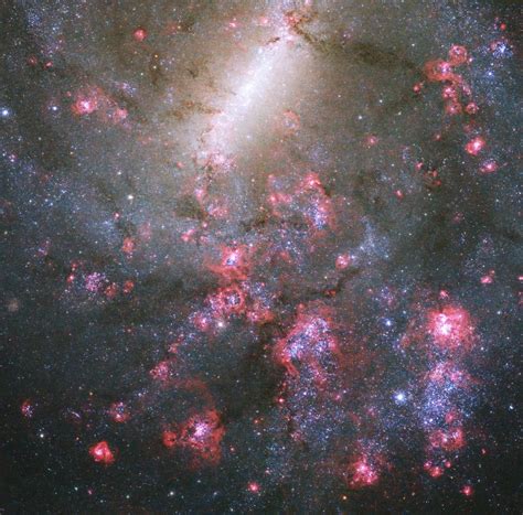 Hubble Telescope discovers thousands of hot stars camouflaging a spiral galaxy (photo) | Space