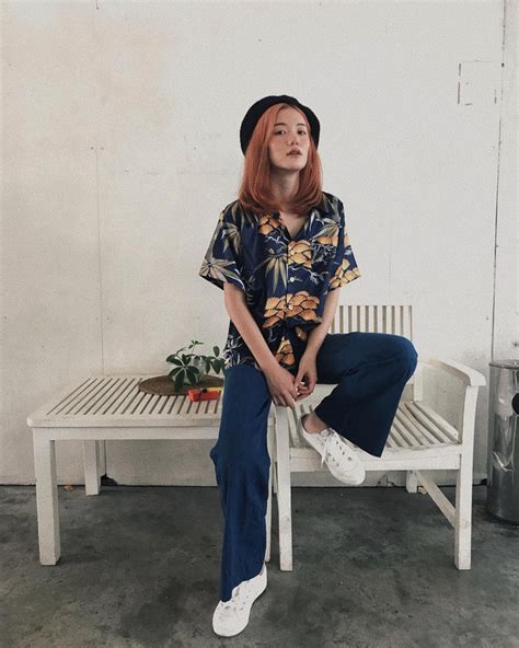 Không phải áo phông áo sơ mi cộc tay hoa hòe hoa sói mới là item được các hot girl Thái diện