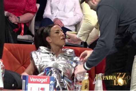 IZ CRNINE PRAVO I MINI BIKINI Naša pevačica nakon SMRTI supruga pokazala IZVAJANO TELO OVO