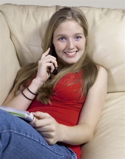 Menina Que Estuda Ao Conversar No Telefone De Pilha Foto De Stock