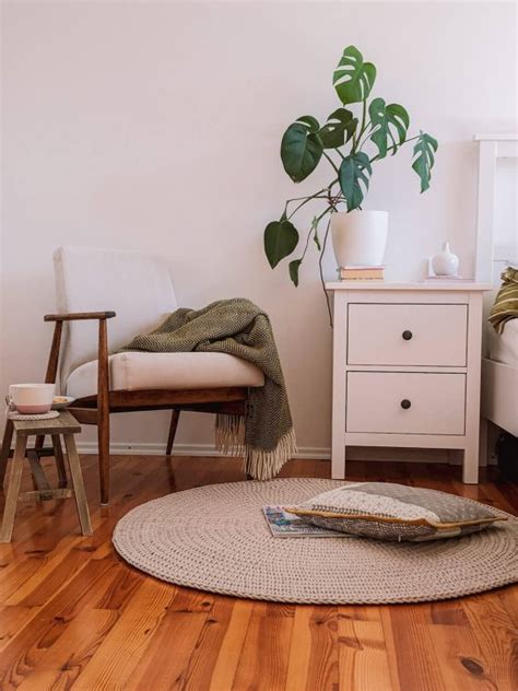 Round beige carpet for the living room intriq Gehäkelte Sitzpoufs